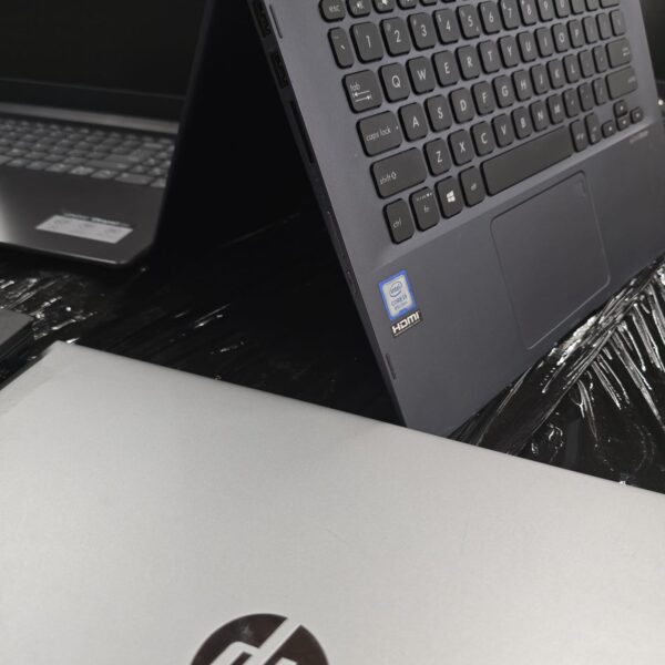 * HP / Dell / Lenovo (mixed) * Intel Core i3 8th Gen * 4GB / 8GB RAM * 128GB / 256GB SSD * QWERTY keyboards * Power tested Qty: 35 units Location: Germany 🇩🇪